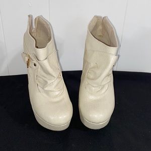 These are a size 7 heel